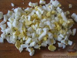 Суп сырный со шпинатом: Яйца залить водой. Довести до кипения. Варить 10 минут на среднем огне. Залить холодной водой. Охладить и очистить. Нарезать кубиками.