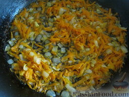 Суп сырный со шпинатом: Разогреть сковороду, налить растительное масло. В горячее масло выложить лук и морковь. Тушить на среднем огне, помешивая, 2-3 минуты.