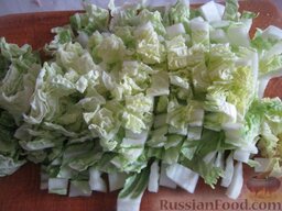 Салат "Весенний" со шпинатом: Нарезать пекинскую капусту.