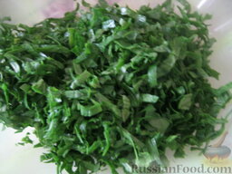 Салат "Весенний" со шпинатом: Шпинат хорошо промыть, оторвать листки от стеблей, нарезать.