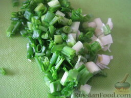 Салат "Весенний" со шпинатом: Помыть и мелко нарезать зеленый лук.