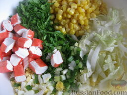 Салат "Весенний" со шпинатом: В миске соединить все ингредиенты. Салат со шпинатом посолить, поперчить, заправить растительным маслом. Полить соком лимона.