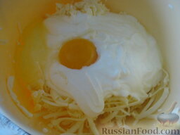 Рогалики "Нежные" с творогом: К маргарину (маслу) добавить сметану и вбить яйцо.