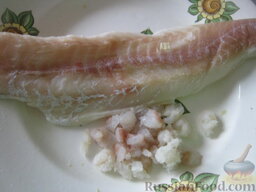 Оладьи из рыбного филе: Как приготовить оладьи из рыбы:    Размороженное филе вымыть, отжать лишнюю влагу.