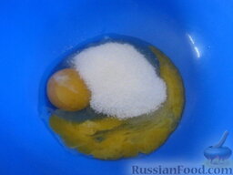Оладьи сметанные: Как приготовить оладьи из сметаны:    В миску вбить яйца, добавить сахар.
