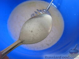 Оладьи сметанные: Погасить соду уксусом, добавить в миску.