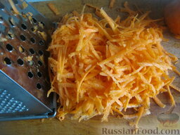Перловка с овощами: Почистить и помыть морковь. Нарезать тонкой соломкой морковь или натереть на крупной терке.