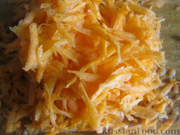 Хек в томатной зажарке: Почистить и помыть морковь. Нарезать тонкой соломкой или натереть на крупной терке.