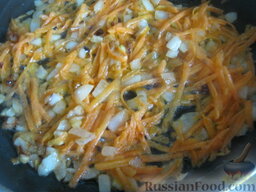 Хек в томатной зажарке: Рыбу вынуть в кастрюльку. Помыть сковороду или взять другую. Разогреть сковороду, налить растительное масло. Выложить лук и морковь. Тушить на среднем огне, помешивая, 2-3 минуты.