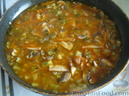 Постный рассольник с грибами: Затем налить 0,3 стакана овощного бульона из кастрюли в сковороду. Тушить 5 минут.