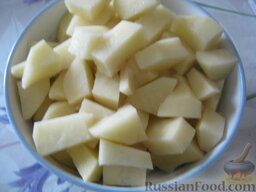 Постный рассольник с грибами: Картофель очистить, помыть, нарезать кубиками.