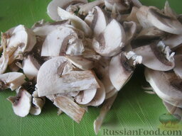 Постный рассольник с грибами: Грибы помыть, почистить, нарезать тонкой соломкой.