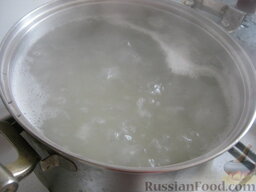 Постный рассольник с грибами: Вскипятить 2,5 л воды. В кипящую воду выложить картофель, рис, половину лука и моркови. Варить 15-20 минут.