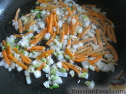 Постный рассольник с грибами: Разогреть сковороду, налить растительное масло. В горячее масло выложить оставшиеся лук и морковь. Тушить на среднем огне, помешивая, 2-3 минуты.