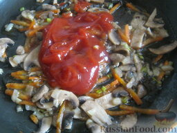 Постный рассольник с грибами: Затем добавить грибы, тушить все вместе 3-5 минут, помешивая. Затем добавить томат, перемешать.