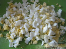 Салат крабовый с ананасами: Яйца почистить от скорлупы. Нарезать кубиками.