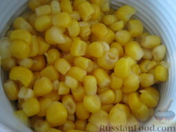 Салат крабовый с ананасами: Открыть баночку консервированной кукурузы. Жидкость слить.