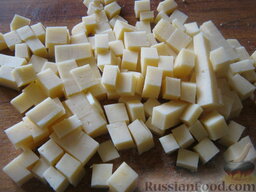 Салат крабовый с ананасами: Сыр твердый нарезать маленькими кубиками.