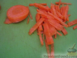 Капустняк постный с пшеном: Морковь почистить, помыть и нарезать тонкой соломкой (или натереть на крупной терке).