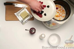 Пшенная каша с тыквой (в мультиварке): Добавить кусочек сливочного масла. Добавить тыкву, нарезанную небольшими кусочками, и ягоды.   Закрыть мультиварку и включить ее в режиме 