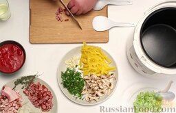 Суп "Мясная солянка" в мультиварке: Как приготовить мясную солянку в мультиварке:    Копченую грудинку и колбаски нарезать, выложить в мультиварку.
