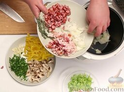 Суп "Мясная солянка" в мультиварке: Добавить нарезанный репчатый лук и листья свежего тимьяна.