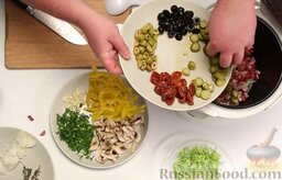 Суп "Мясная солянка" в мультиварке: Последовательно нарезать и добавить в мультиварку: маринованные огурцы, вяленые томаты, оливки и маслины.