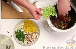 Суп "Мясная солянка" в мультиварке: Добавить нарезанный перец чили, лук-порей.