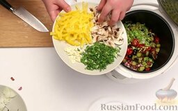 Суп "Мясная солянка" в мультиварке: Добавить нарезанные шампиньоны, болгарский перец, зелень и чеснок.