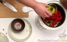 Суп "Мясная солянка" в мультиварке: Добавить томаты в собственном соку, оливковое масло, рассол от маринованных огурцов и 4 стакана воды.