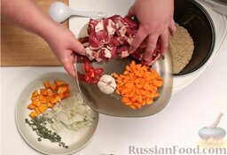 Плов из баранины с тыквой (в мультиварке): Нарезать баранину средними кусочками и добавить в мультиварку. Добавить нарезанную кубиками морковь и нарезанный перец чили. Приправить специями для плова.