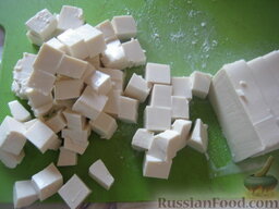 Салат "Греческие мотивы": Сыр тофу нарезать кубиками.