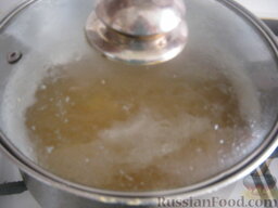 Суп постный гороховый с лапшой: Горох залить холодной водой, поставить на огонь. Довести до кипения. Варить на минимальном огне до готовности, 60-90 минут.