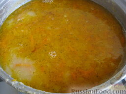 Суп постный гороховый с лапшой: В кастрюлю выложить зажарку. Посолить, поперчить, добавить  перец и лавровый лист. Дать закипеть.
