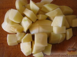 Суп постный гороховый с лапшой: Почистить, помыть и нарезать кусочками картофель. Поместить в кастрюлю. Варить около 15 минут.
