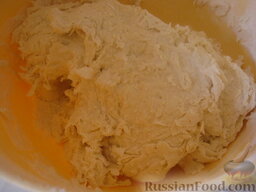 Суп постный гороховый с лапшой: Понемногу добавляя воду, замесить тесто, как на вареники. Накрыть полотенцем и дать ему постоять 15 минут.
