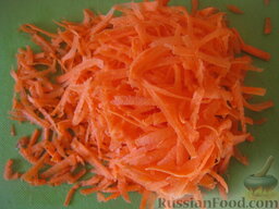 Суп постный гороховый с лапшой: Морковь почистить, помыть и натереть на крупной терке.