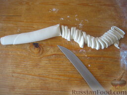 Суп постный гороховый с лапшой: Свернуть корж в трубочку. Нарезать ножом заготовку лапши.