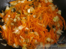 Постная тушеная квашеная капуста: Разогреть сковороду, налить растительное масло. В горячее масло выложить лук и морковь. Тушить на среднем огне, помешивая, 2-3 минуты.
