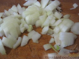 Плов постный овощной: Лук репчатый почистить, помыть и нарезать кубиками.