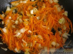 Плов постный овощной: Разогреть сковороду, налить растительное масло. В горячее масло выложить лук и морковь. Тушить на среднем огне, помешивая, 2-3 минуты.