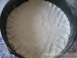 Насыпной постный пирог с вареньем: В сухую форму насыпать 2/3 крошки. Распределить равномерно по форме.