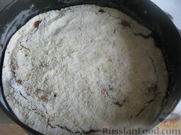 Насыпной постный пирог с вареньем: Поставить форму на среднюю полку в духовку. Выпекать насыпной пирог в духовке при 190-200 градусах до готовности, примерно 30 минут.