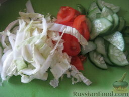 Лаваш с овощами: Помыть и нарезать помидор, огурец. Также нарезать капусту соломкой (китайскую или белокочанную).