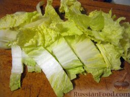Простой салат из брынзы с овощами: Как приготовить салат с брынзой и овощами:    Капусту пекинскую нарезать соломкой или кусочками.