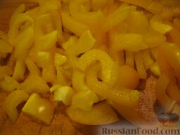 Простой салат из брынзы с овощами: Сладкий перец помыть, очистить от семян, нарезать соломкой.