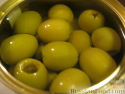 Простой салат из брынзы с овощами: Открыть баночку оливок, слить жидкость.