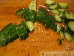 Простой салат из брынзы с овощами: Огурцы помыть, нарезать полукольцами.