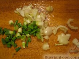 Простой салат из брынзы с овощами: Лук репчатый почистить, помыть и нарезать.