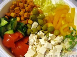 Простой салат из брынзы с овощами: Все ингредиенты сложить в миску. Посолить по вкусу, если есть необходимость, т.к. брынза соленая. Полить салат с брынзой и овощами соком лимона, заправить растительным маслом.